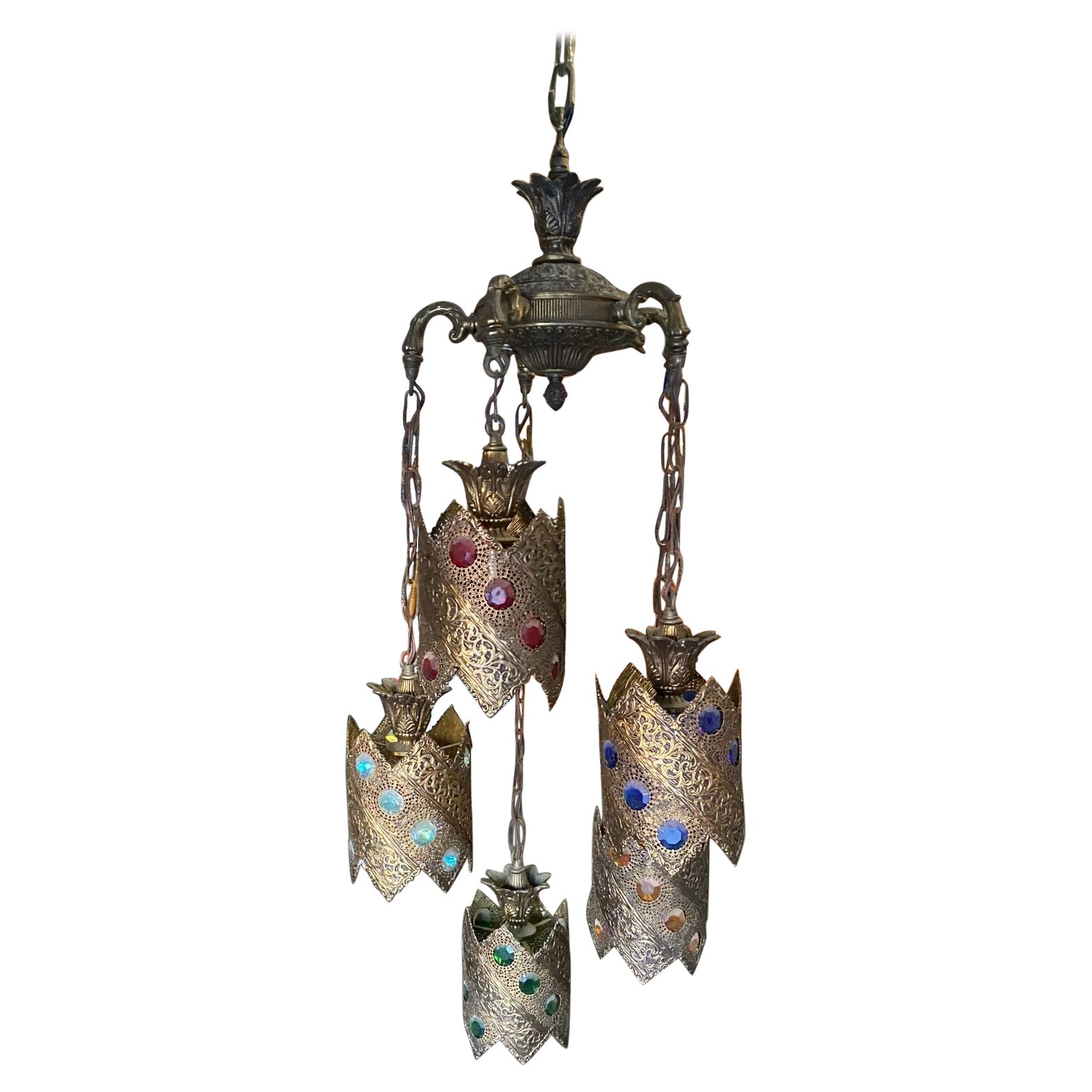 Lustre suspendu à 5 ampoules filigrane Hollywood Regency Jewel Prisms, vers 1950 en vente