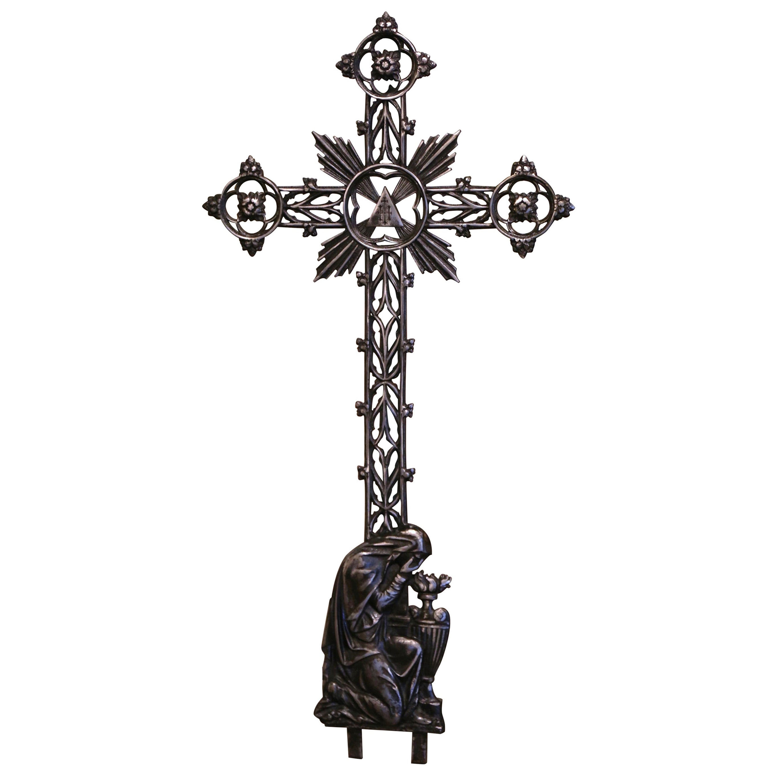 Französisches, poliertes, eisernes katholisches Kreuz der Jungfrau Maria mit Trauersuite aus dem 19. Jahrhundert