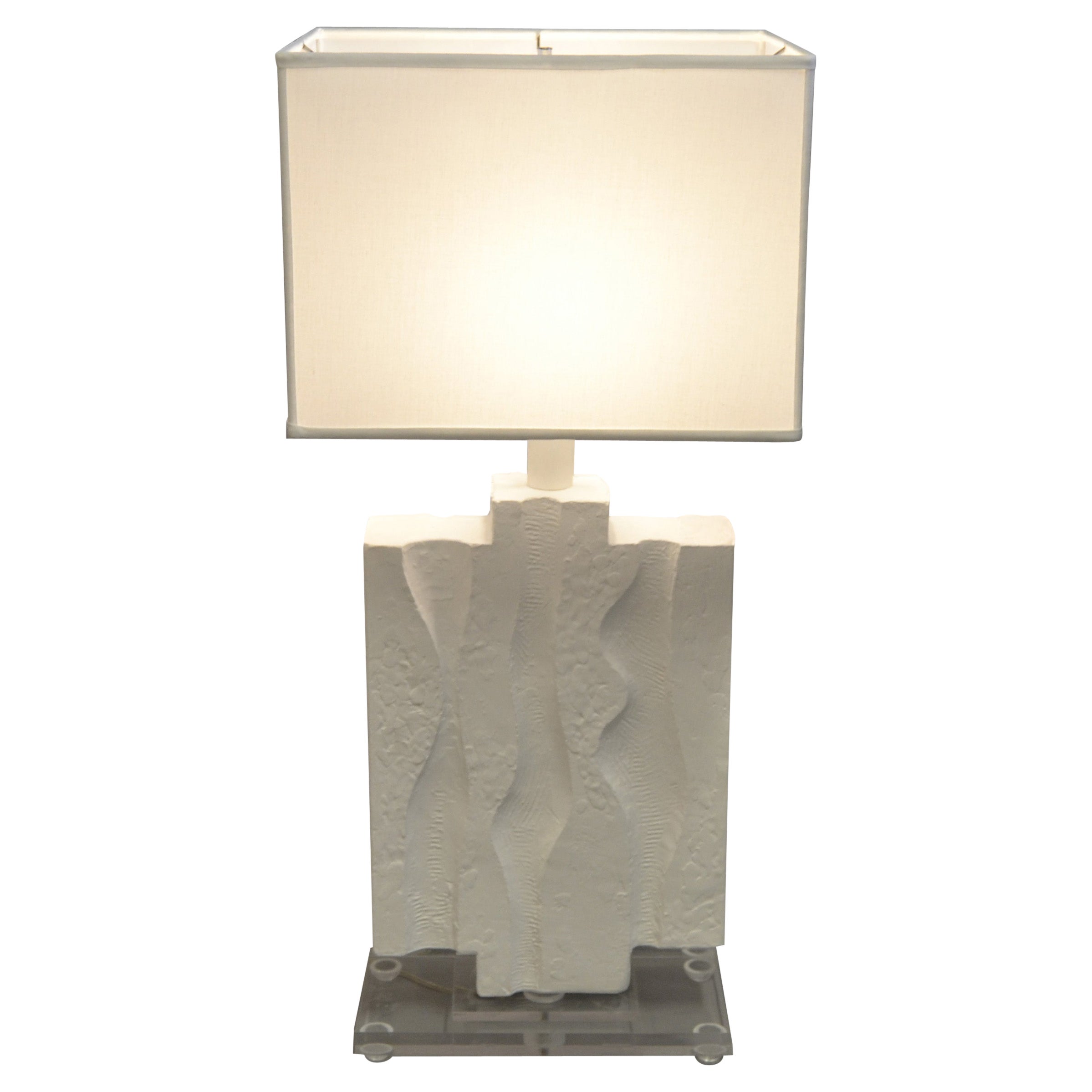 Lampe de bureau sculpturale emblématique en plâtre blanc texturé avec finition en gesso et base en acrylique