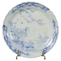 Japanischer Porzellanteller des 19. Jahrhunderts mit handbemaltem blauem und weißem Dekor