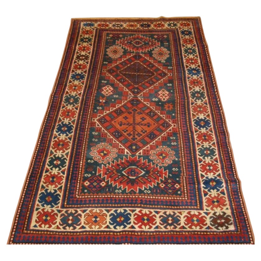 Ancien tapis caucasien Karachov Kazak sur fond vert