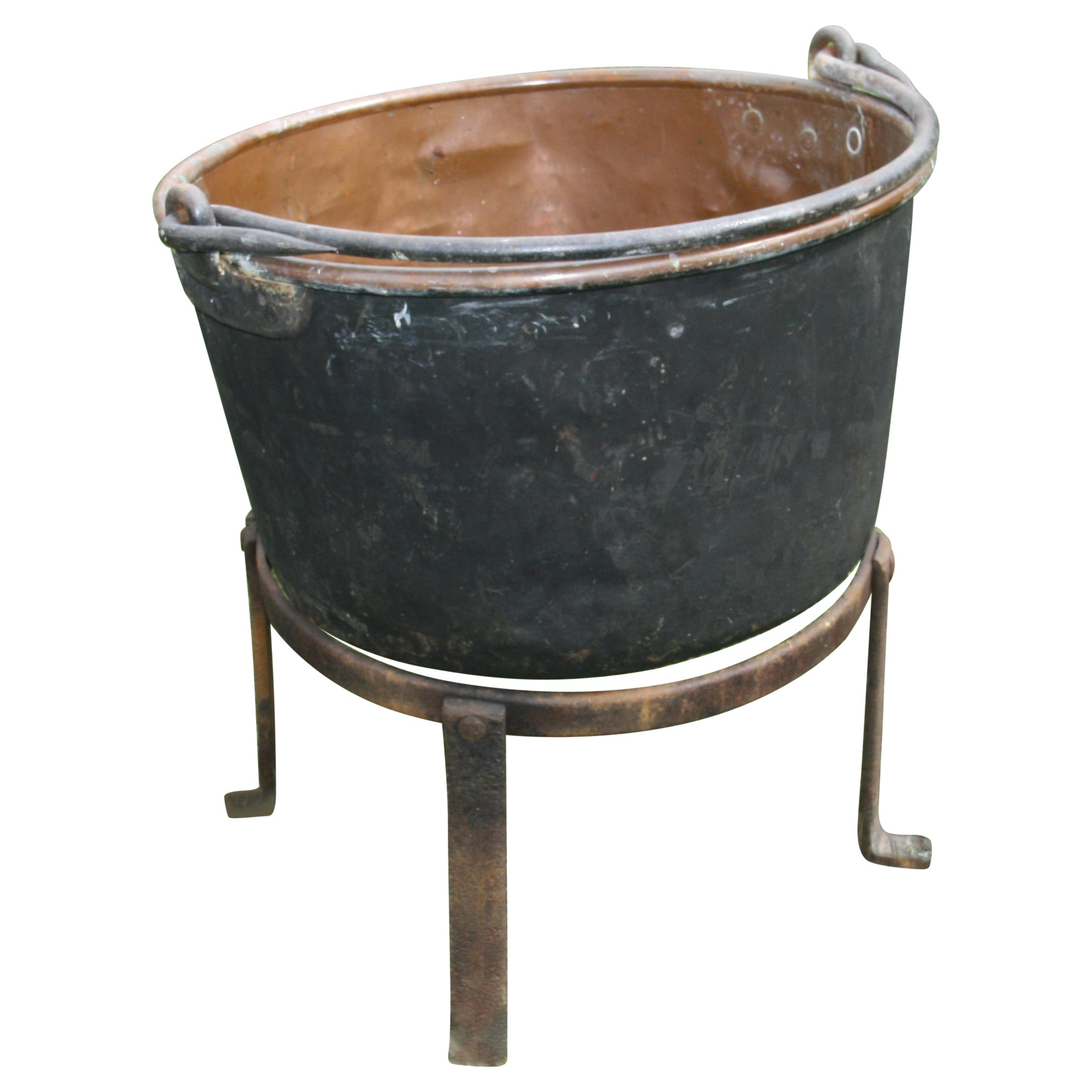 Grand cuivre  Pot à chaudron du 19ème siècle sur socle en fer, jardinière/boîte à logs