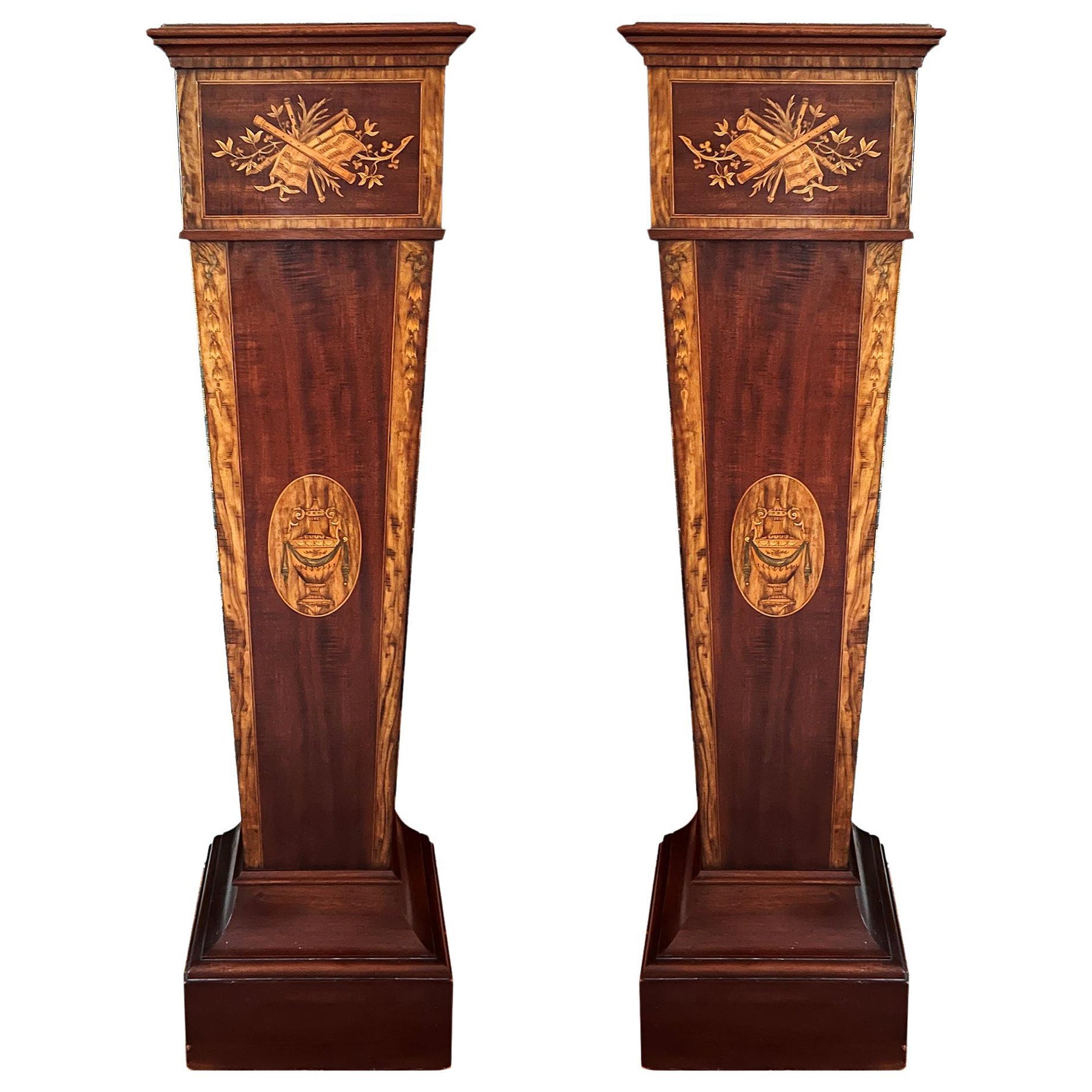 Zwei Mahagoni-Pedestale mit Intarsien aus dem späten 19. im Angebot