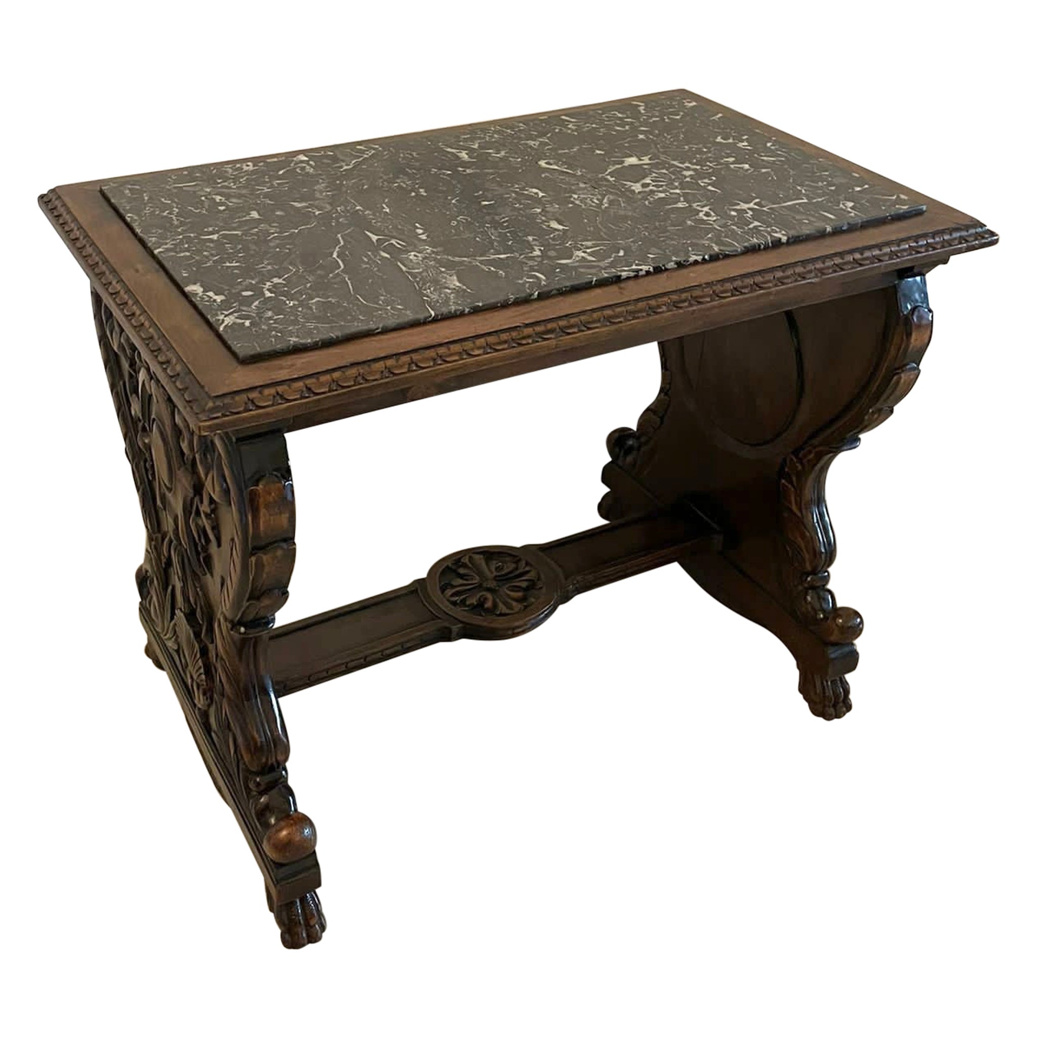 Table basse italienne inhabituelle de qualité ancienne en noyer sculpté et plateau en marbre en vente