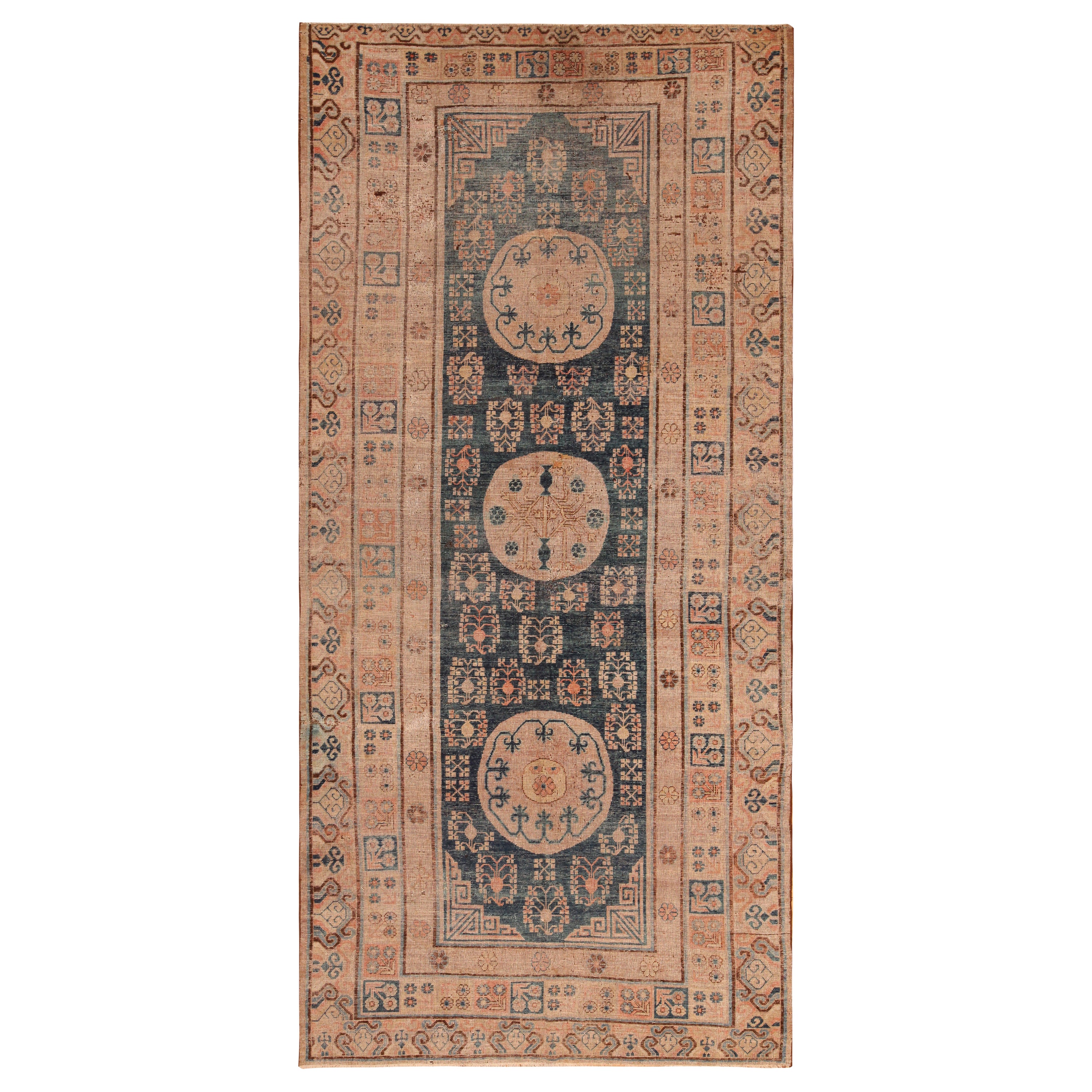 Antiker Khotan-Teppich aus Ostturkestan. 6 ft 6 in x 13 ft 9 in