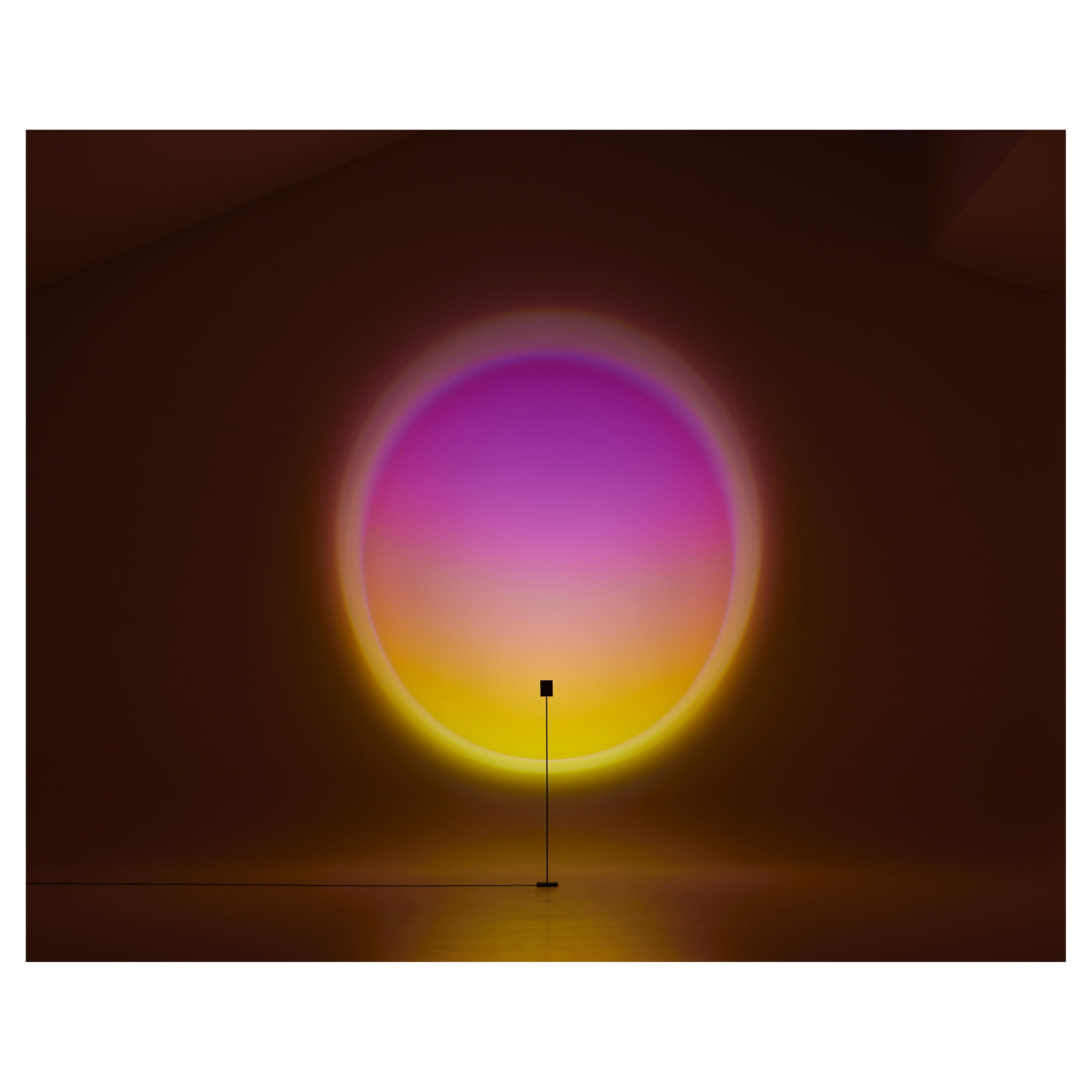 Le lampadaire ou projecteur de couleurs Halo Vice de Mandalaki Studio