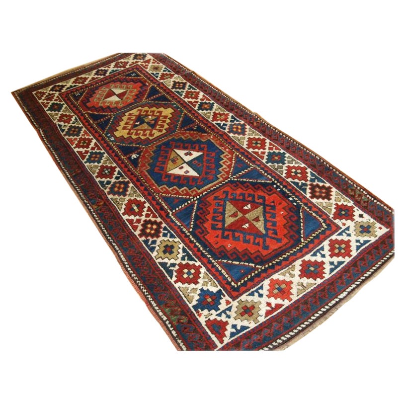 Antiker kaukasischer langer kaukasischer Kazak-Teppich im Angebot