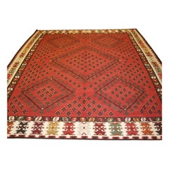 Ancien tapis Kilim anatolien Sharkoy de Turquie occidentale au design traditionnel sur fond rouge