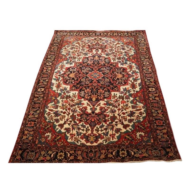 Antique Sarouk Rug with Classic Floral Medallion, circa 1900/20 For Sale