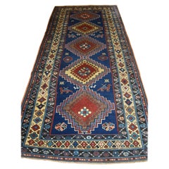 Tapis long caucasien ancien de type Kazak avec motif de médaillon à répétition, vers 1900