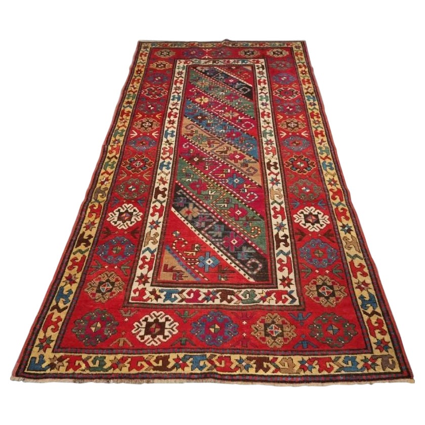 Ancien tapis caucasien long Kazak Gendje avec motif de rayures diagonales, vers 1890