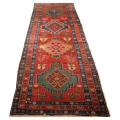 Tapis de couloir Heriz ancien avec motif audacieux en médaillon, vers 1900/20