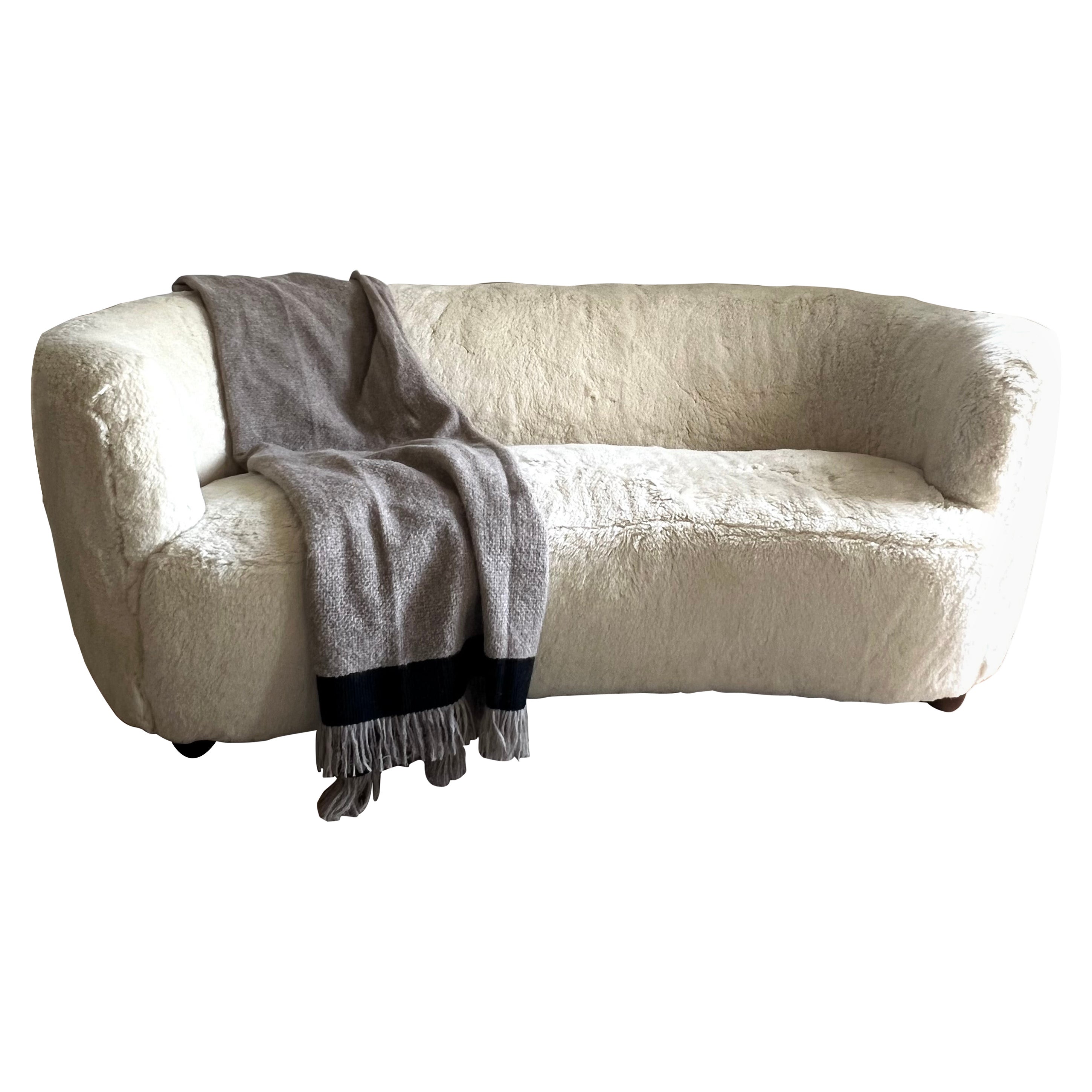 Canapé incurvé en peau de mouton dans le style de Viggo Boesen