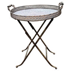 Mesa bandeja plegable de latón, cobre y hierro con galerías