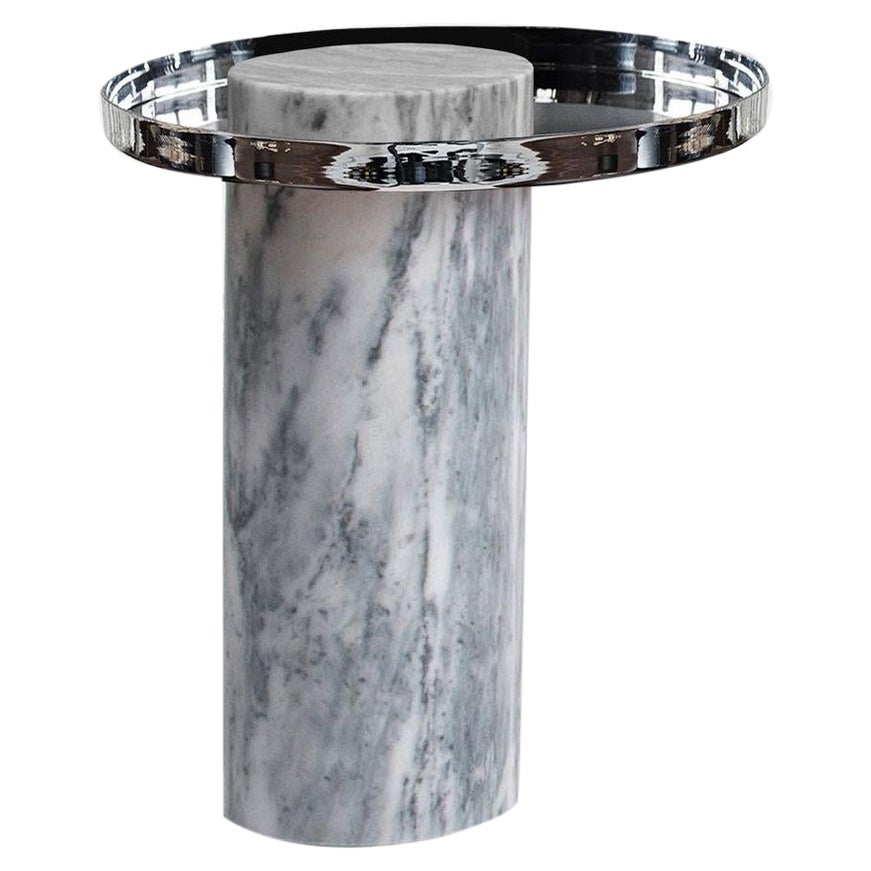 Salute Tisch Weißer Marmor Säulentablett aus poliertem Stahl von La Chance im Angebot