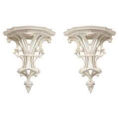Paire de grands supports muraux de style Louis XV en gesso blanc