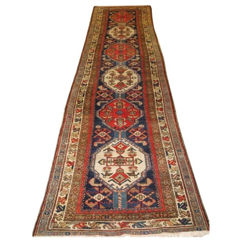 Antiker persischer Malayer-Läufer mit buntem Repeat-Medaillon-Design im Angebot