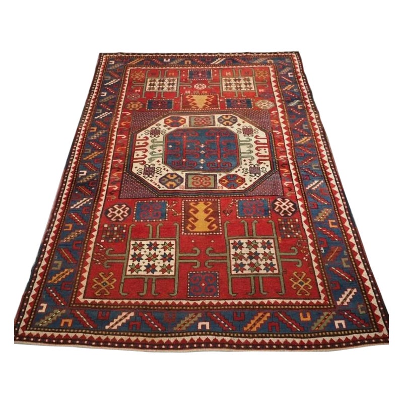 Tapis kazak karachov caucasien ancien au design Classic sur fond rouge