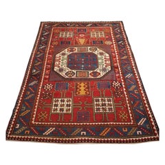 Antiker kaukasischer Karatschow-Kazak-Teppich mit klassischem Design auf rotem Grund