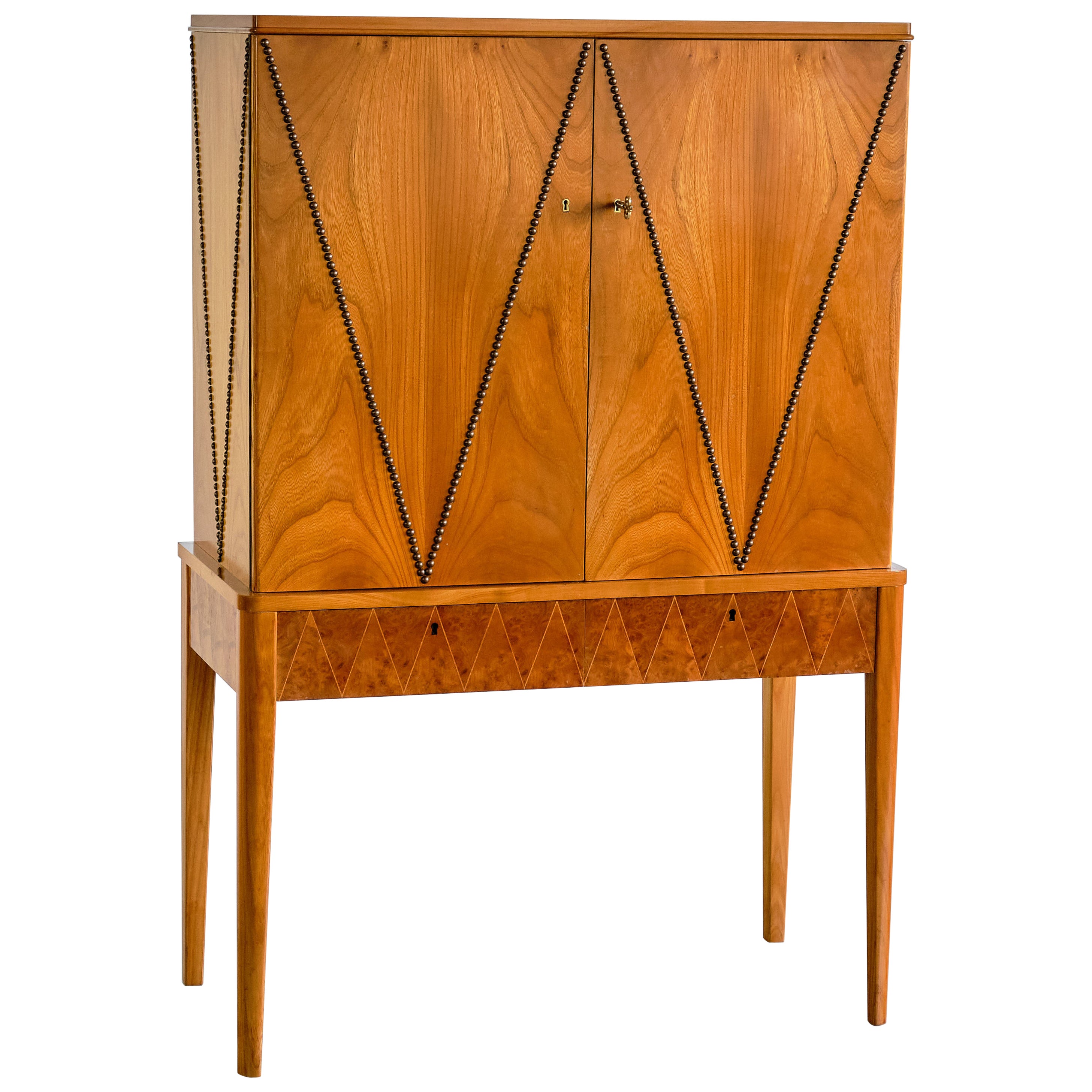 Armoire attribuée à Carl-Axel Acking en orme, chêne et laiton, SMF Bodafors, années 1940 en vente