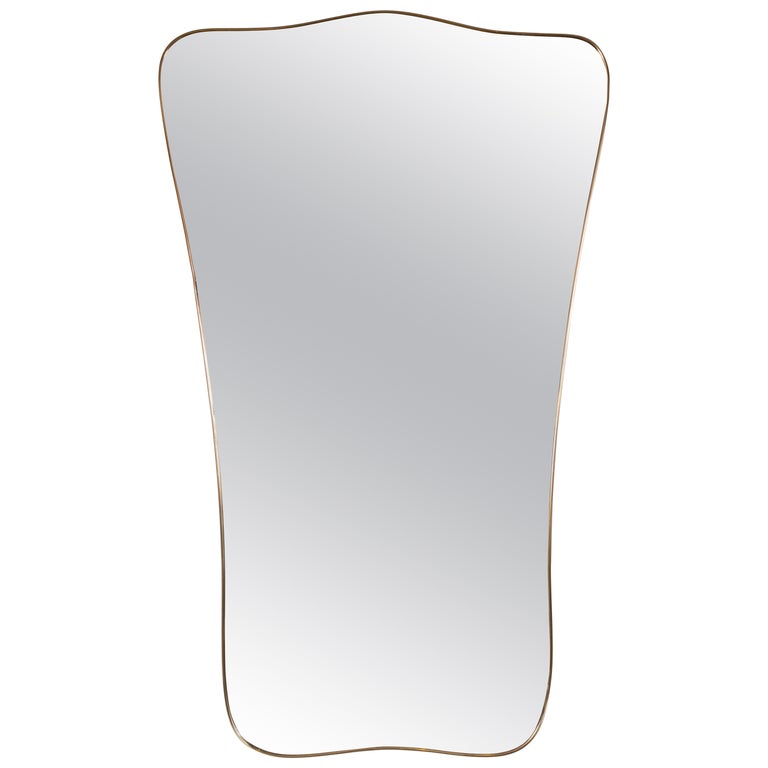 Miroir gigantesque en forme de bouclier en laiton au design italien En  vente sur 1stDibs