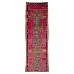 Handgefertigter langer und schmaler türkischer anatolischer Galerieteppich aus der Mitte des 20. Jahrhunderts