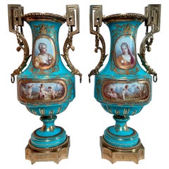 Paire d'urnes anciennes françaises Svres en porcelaine bleue montées sur bronze doré, vers 1860