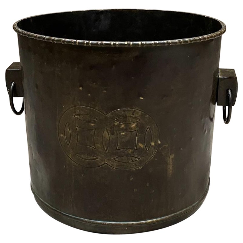 Cubo decorativo chino moderno de mediados del siglo XX con asas de bronce