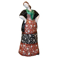 Handgemalte glasierte Keramik-Skulptur einer Frau in typischer Kleidung aus den 1970er Jahren