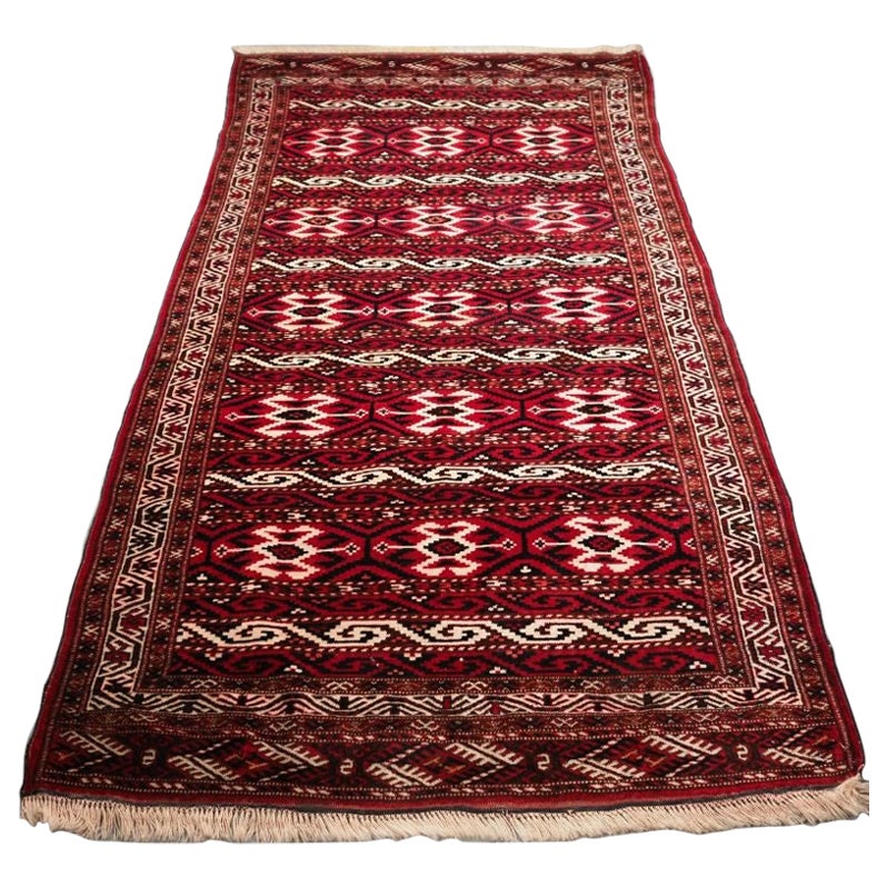 Old Yomut Turkmen Langer langer Teppich mit gebändertem Design im Angebot