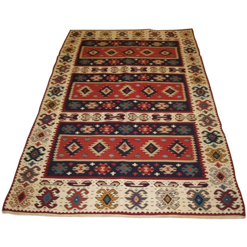 Alttürkischer Sarkoy-Kilim-Teppich, elfenbeinfarbene Bordüre, gebändert, um 1920 im Angebot