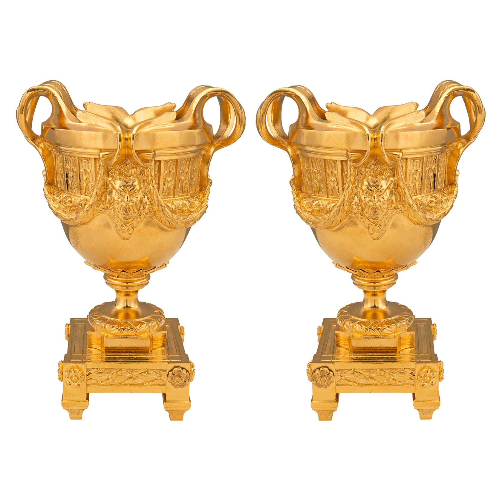 Paire de vases en bronze doré de style Louis XVI du 19ème siècle français