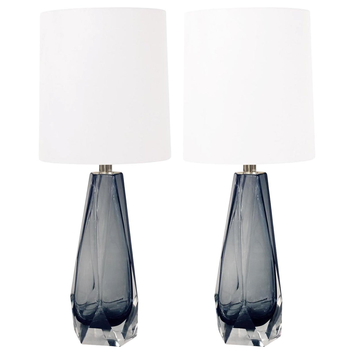 Elegante coppia di lampade da tavolo in vetro fumé sfaccettato, realizzate su ordinazione