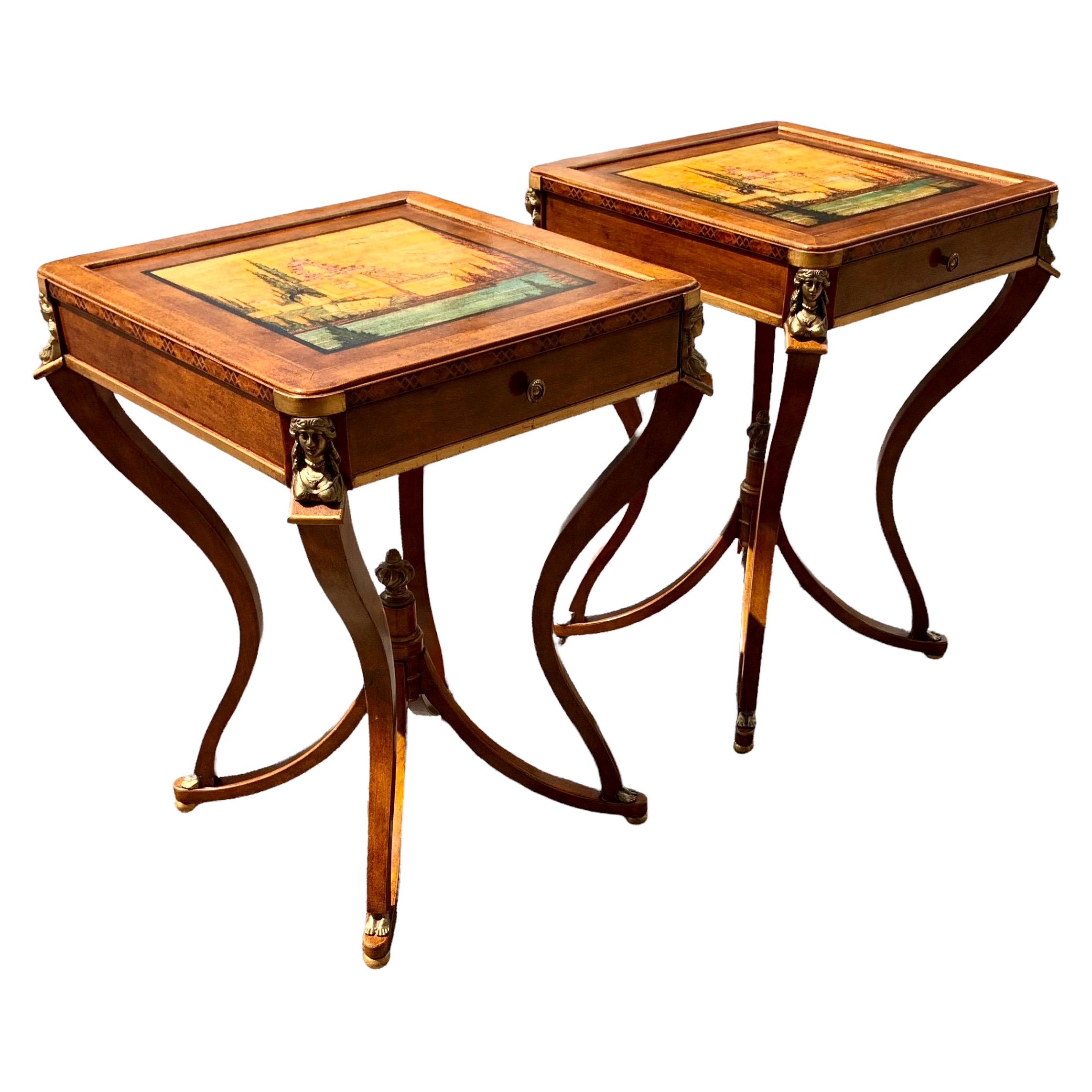 Paire inhabituelle de scènes peintes à la main, tables d'appoint italiennes avec bronze doré
