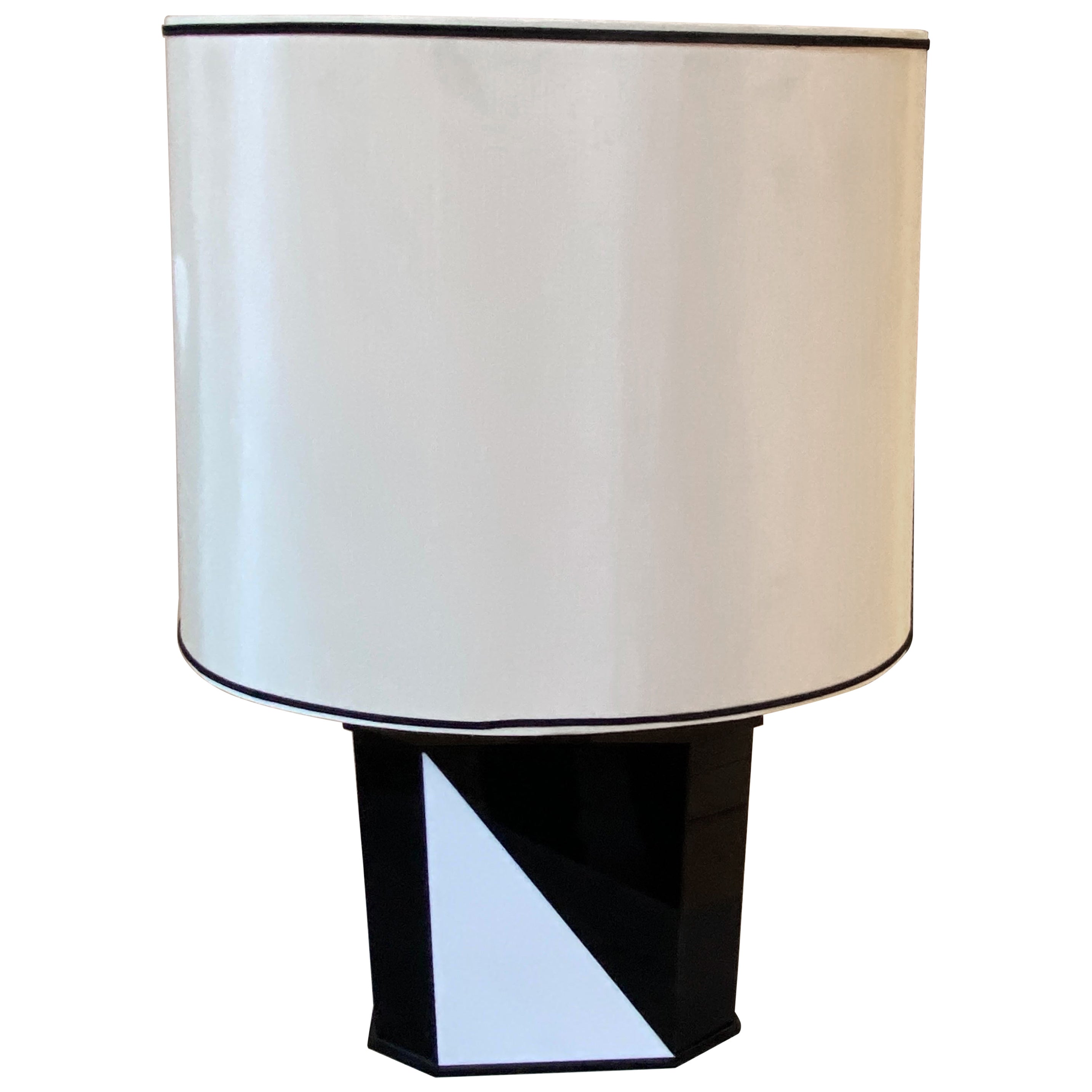 Lampe de table italienne moderniste en plexiglas noir et blanc des années 1970