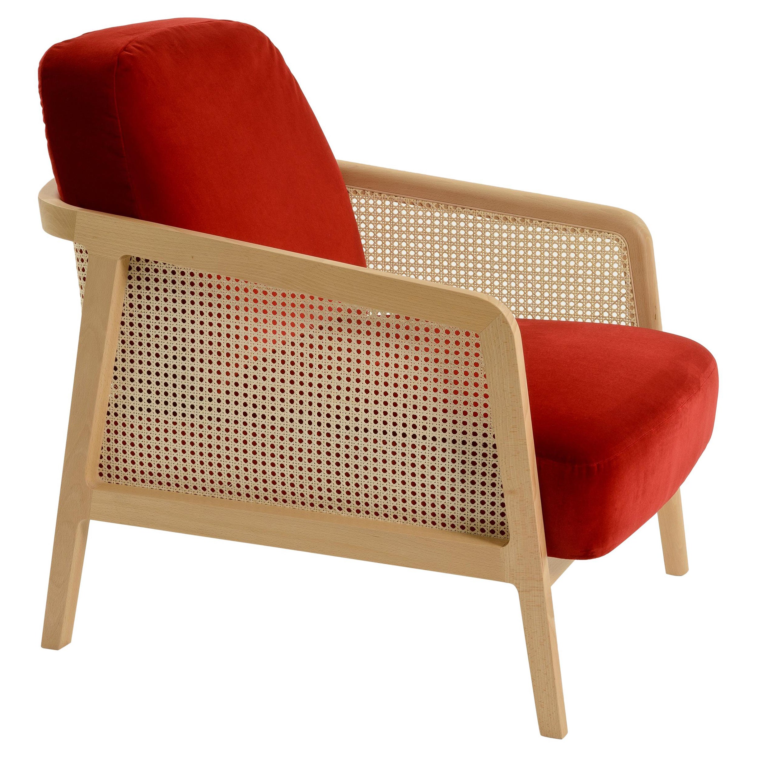 A set of two armchairs in wood and straw, that recalls the exclusive club atmosphere but in a contemporary key. Vienna is an extraordinarily comfortable and elegant armchair for the living room, designed by Emmanuel Gallina who loves to quote