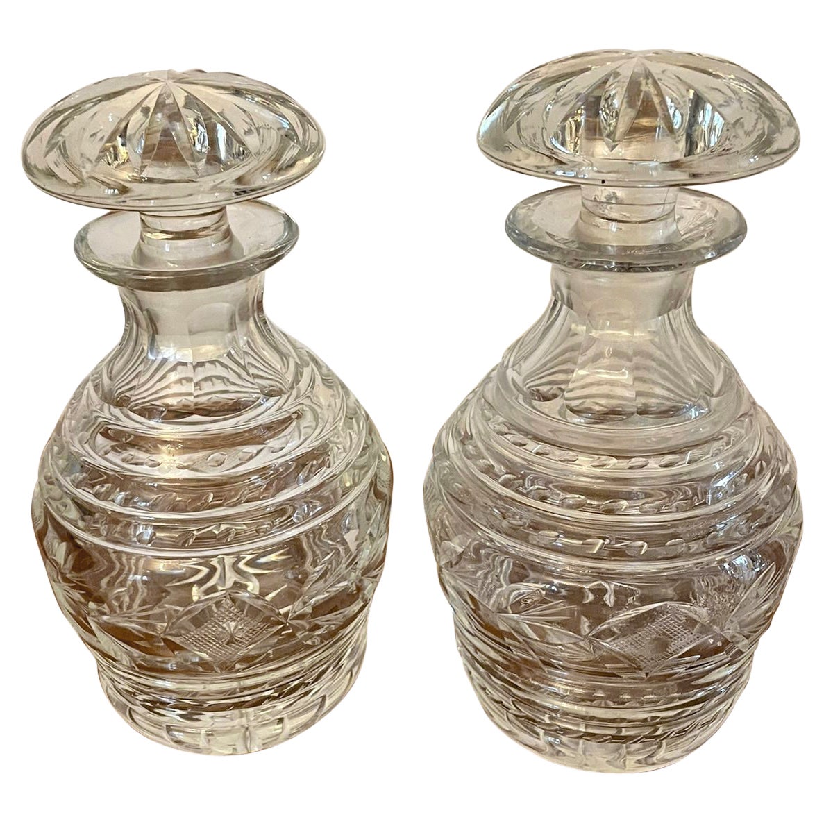 Pareja de decantadores antiguos de cristal tallado de calidad Jorge III