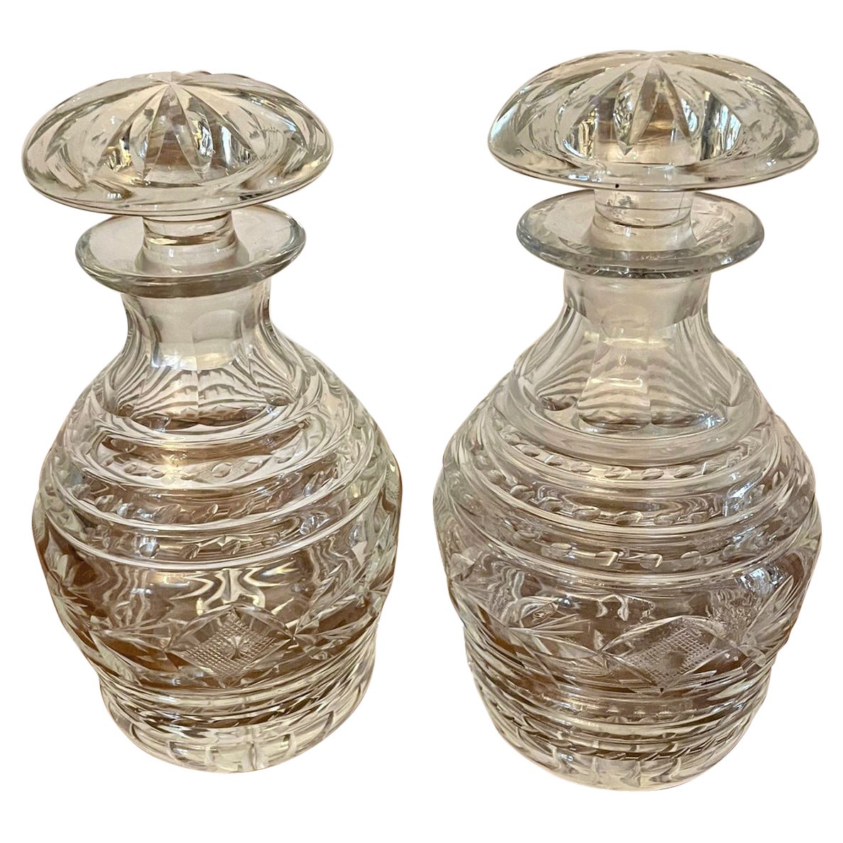 Paire de carafes anciennes en forme de verre taillé de qualité George III en vente