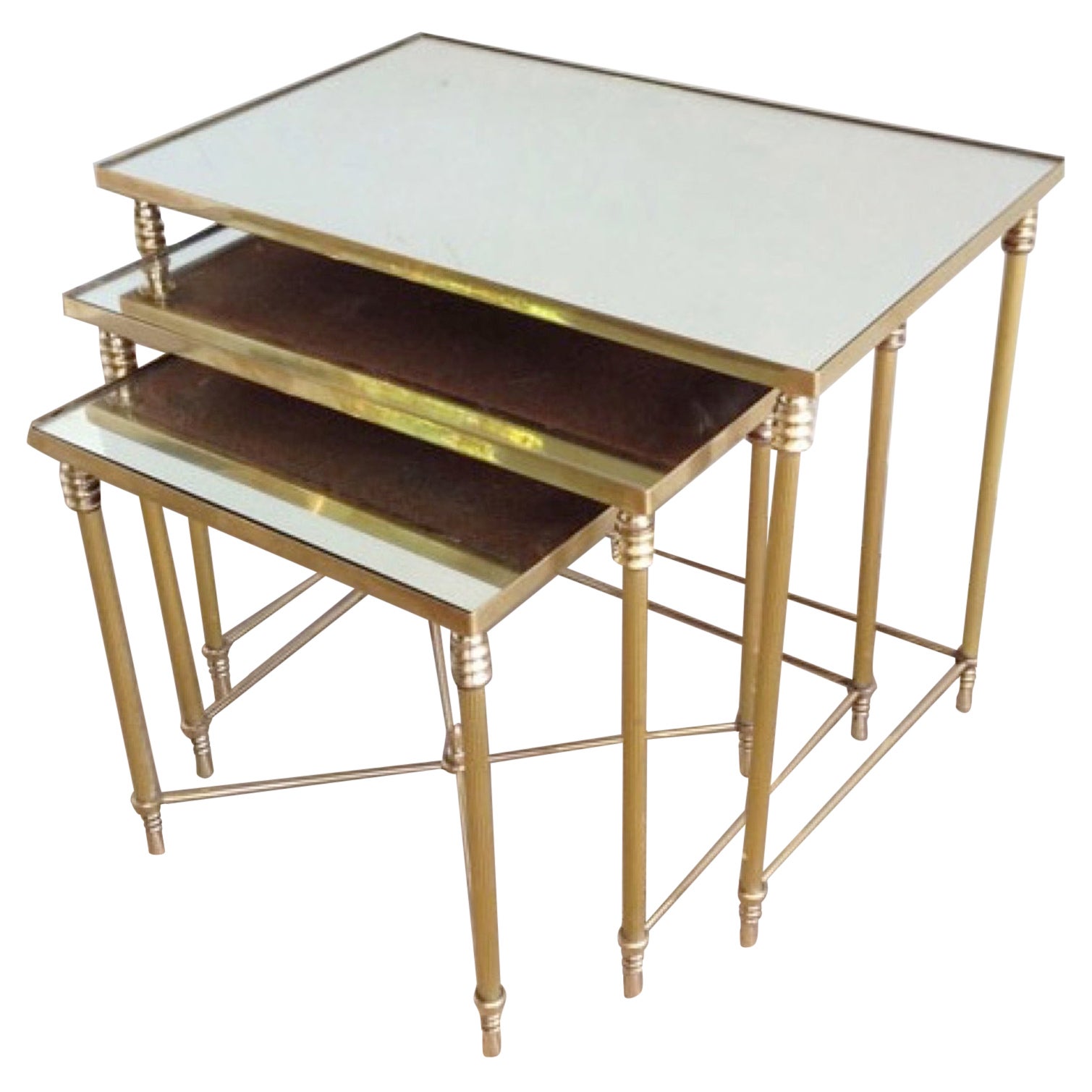 Ensemble de 3 tables gigognes de style néoclassique en laiton avec plateau en miroir, œuvre française en vente