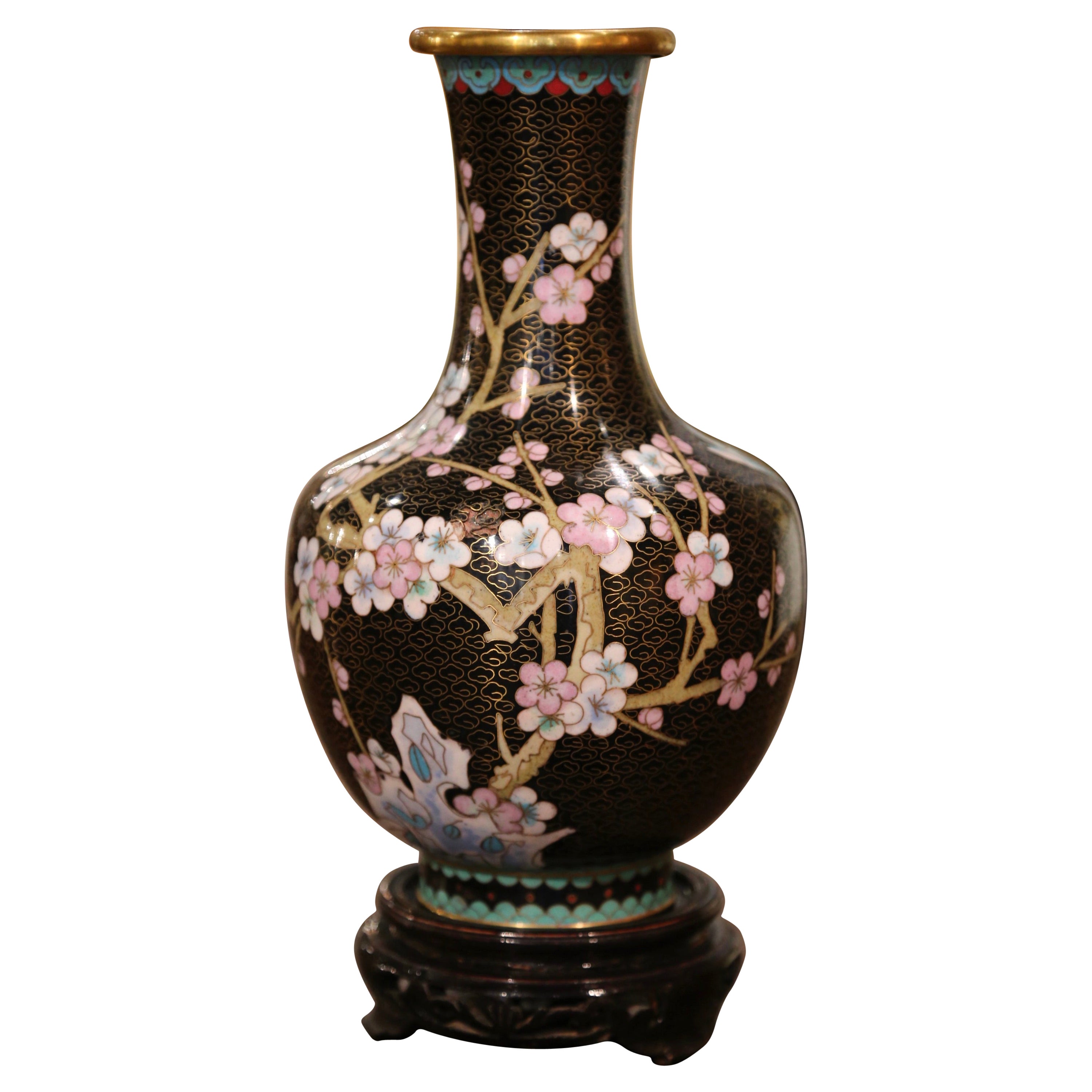 Jarrón chino vintage de esmalte cloisonné con motivos florales sobre soporte de madera