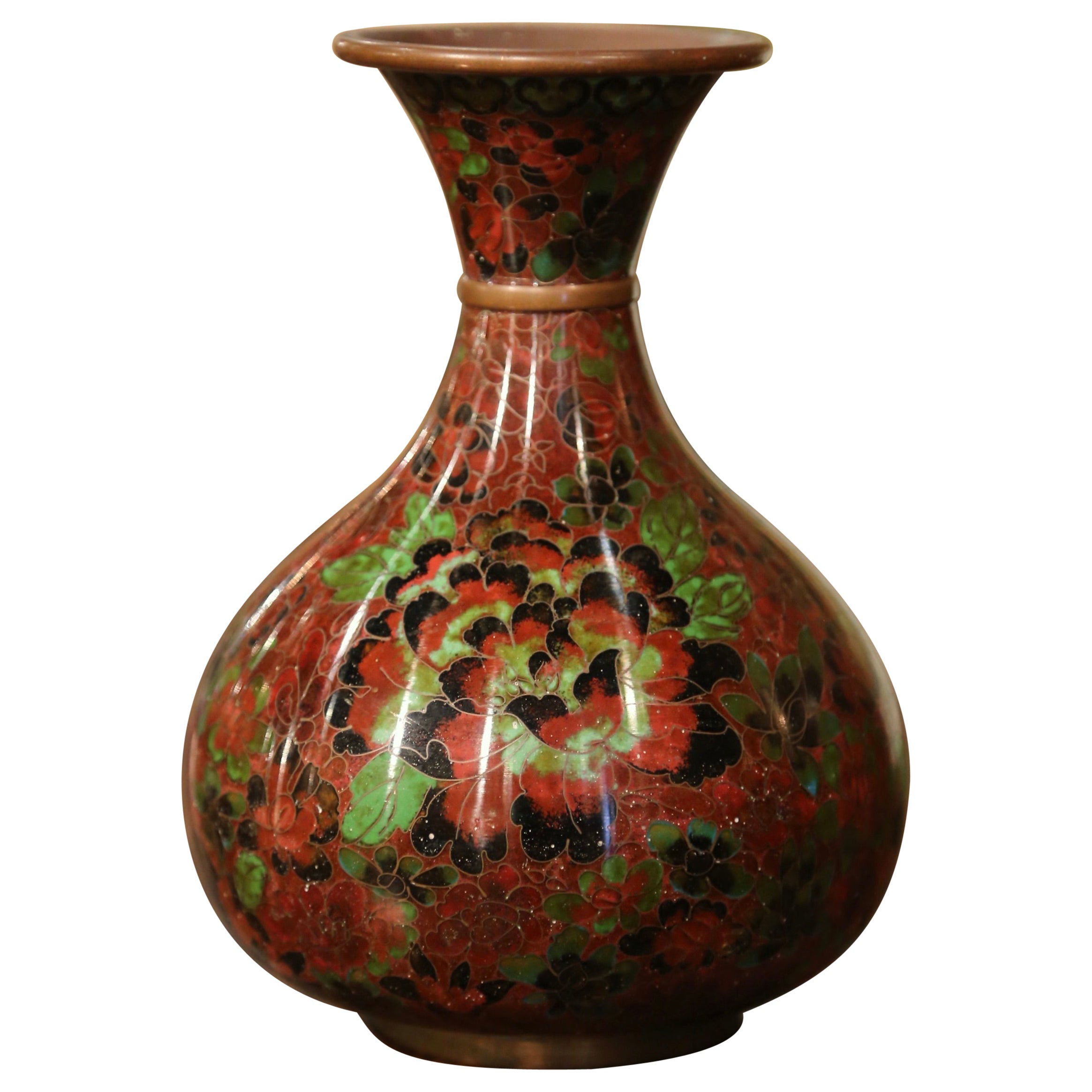 Vase chinois vintage en émail cloisonné avec motifs floraux sur socle en bois