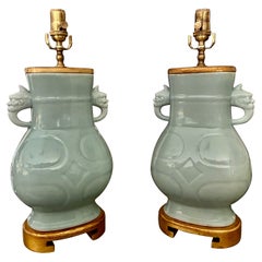 Paire de lampes de bureau chinoises en porcelaine vert céladon