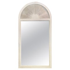 Gewölbter weißer Spiegel