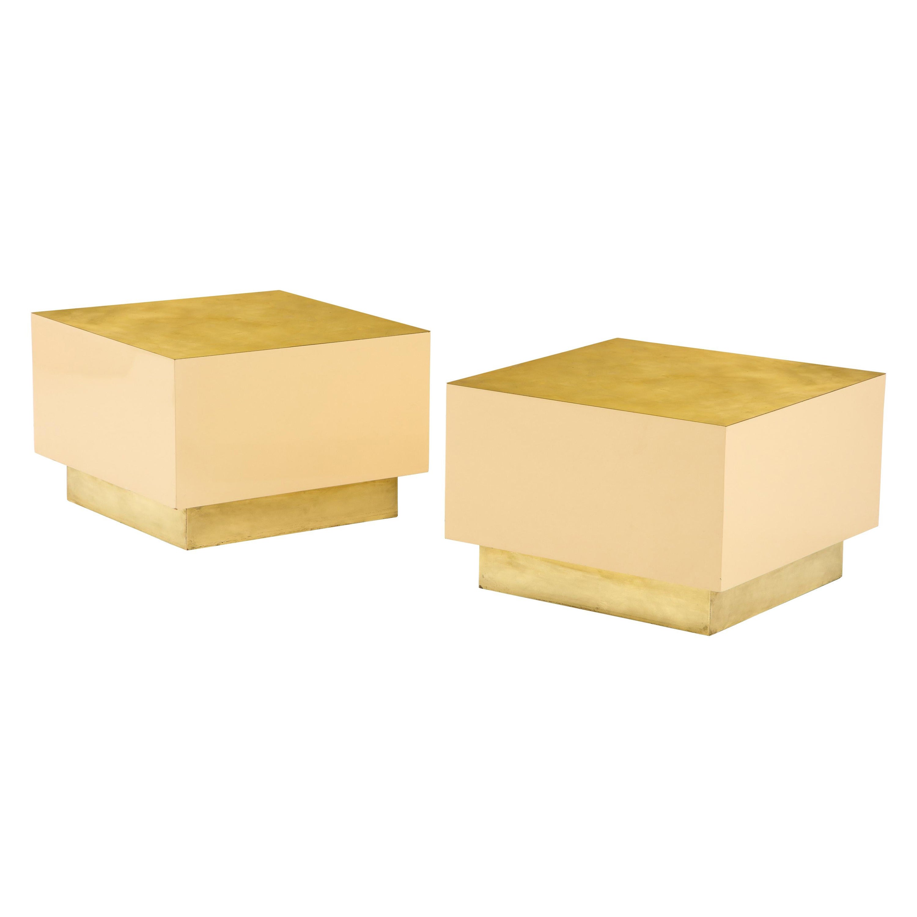 Paire de tables basses italiennes des années 1970 en laiton et laque en forme de cube
