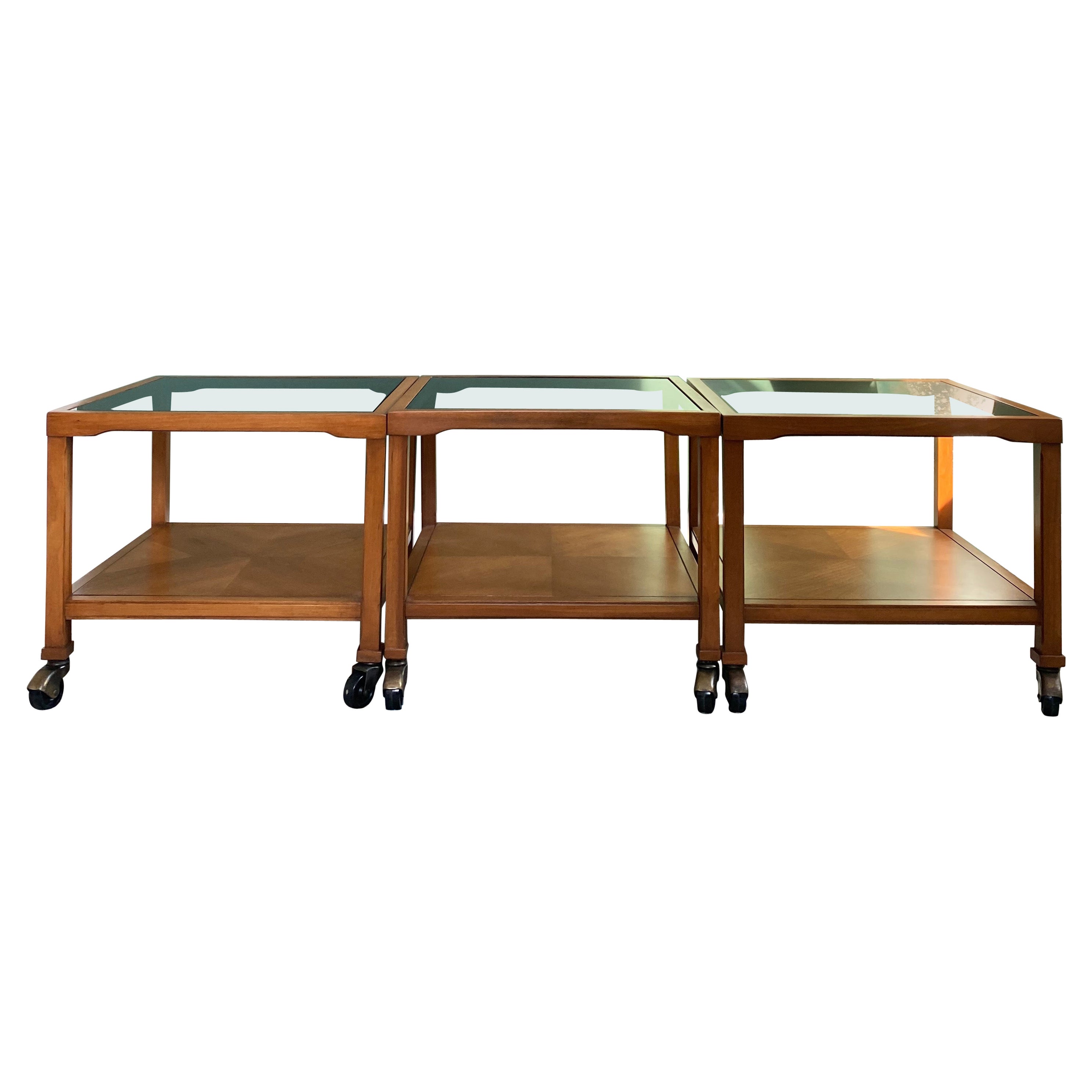 Ensemble de 3 tables d'appoint Drexel « Et Cetera » avec plateau en verre teinté et roulettes en vente