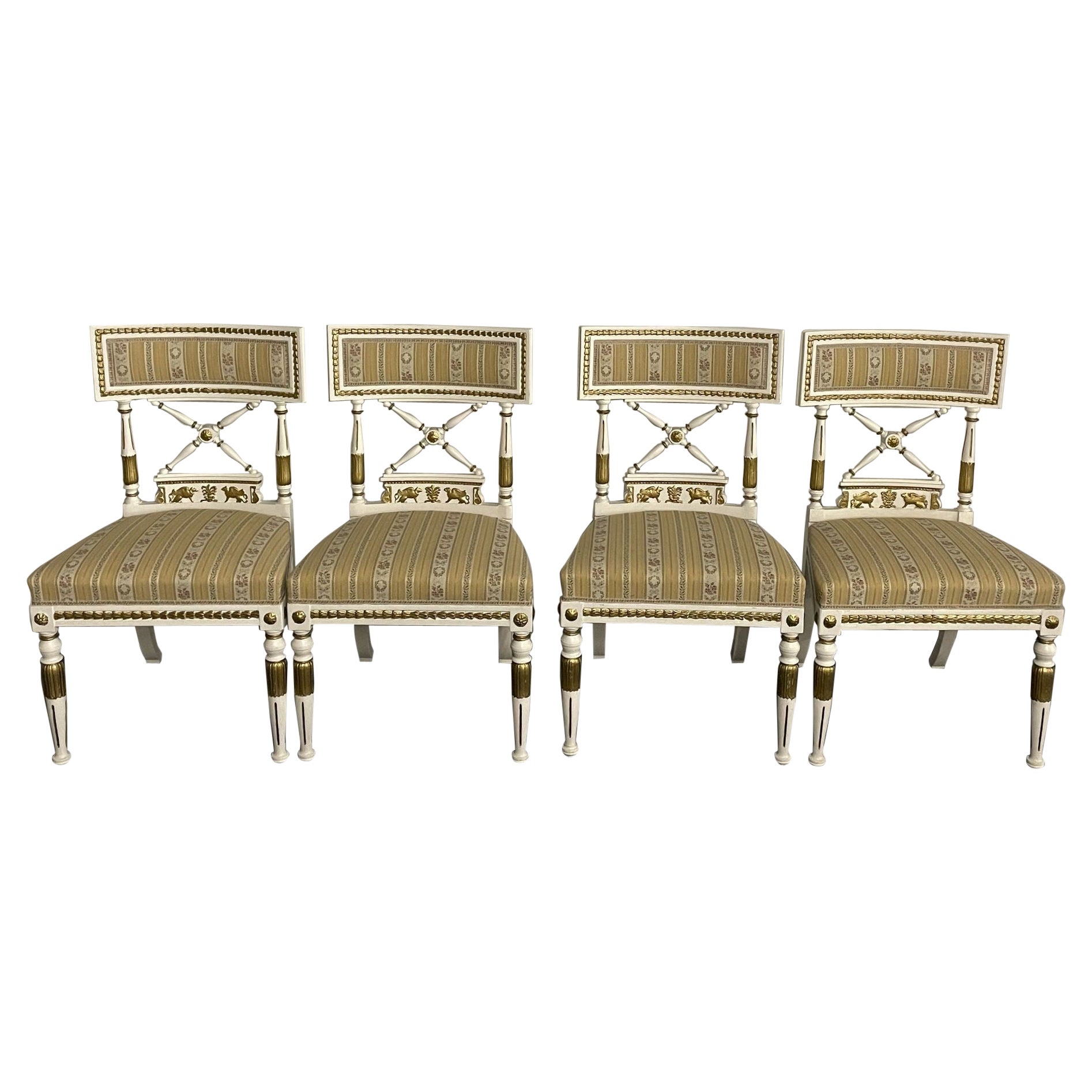 Satz von 4 neoklassizistischen Stühlen im Gustavianischen Stil, teilweise vergoldet und bemalt, Sphinx Ca