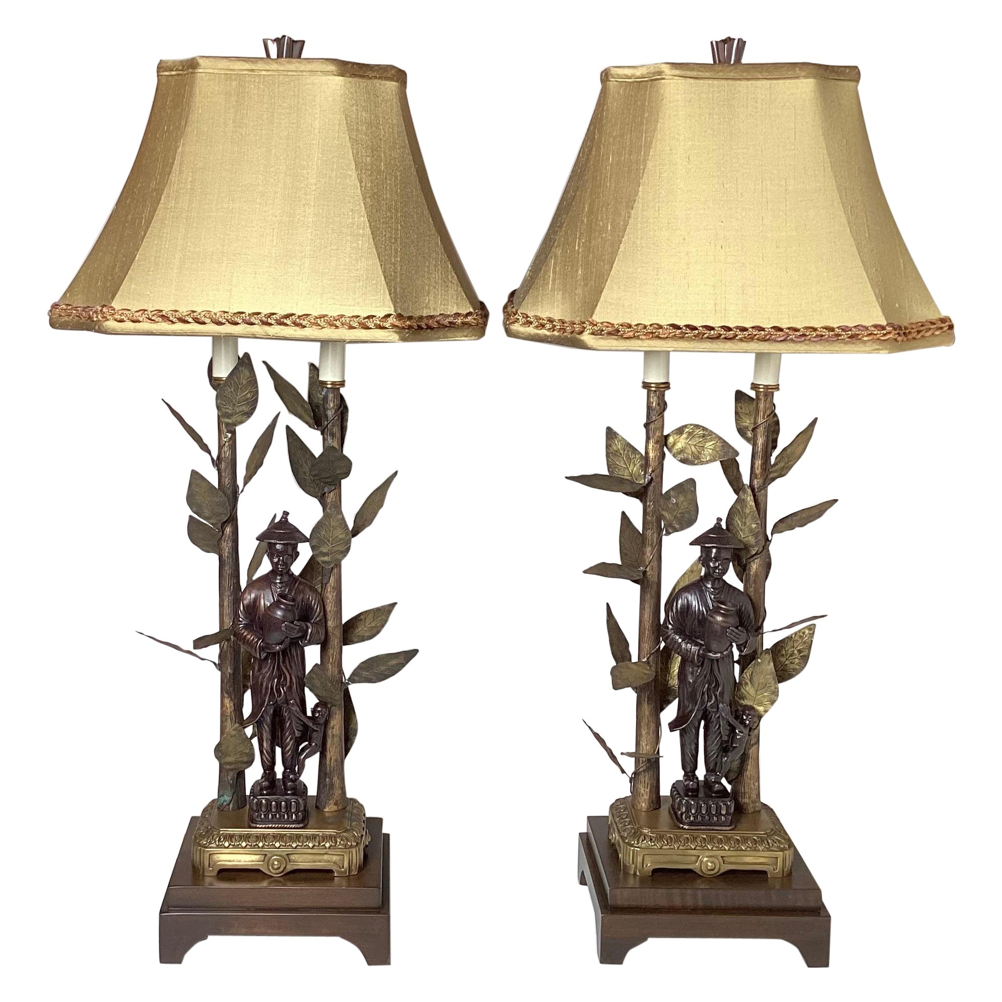 Paar Hollywood-Regency-Tischlampen mit Chinoiseries aus patinierter Bronze