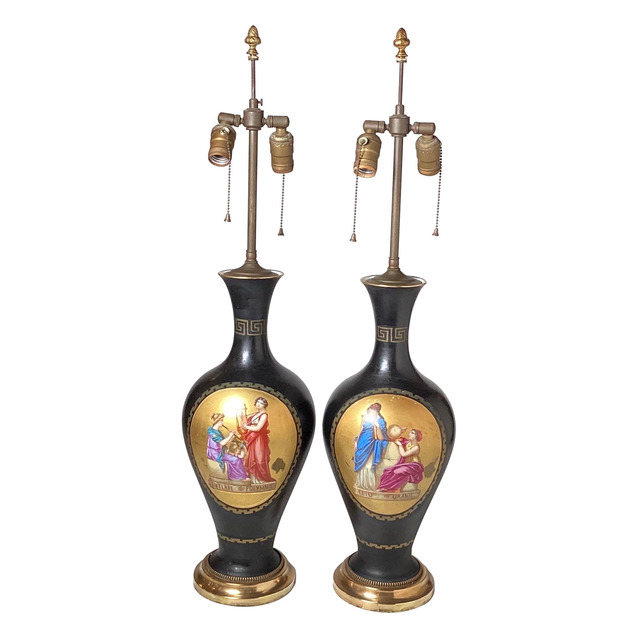 Paire de vases en porcelaine néoclassique antiques convertis en lampes