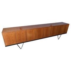 Maßgefertigtes Sideboard aus Teakholz im Mid-Century-Stil mit schwarzem Metallsockel von Adesso Imports