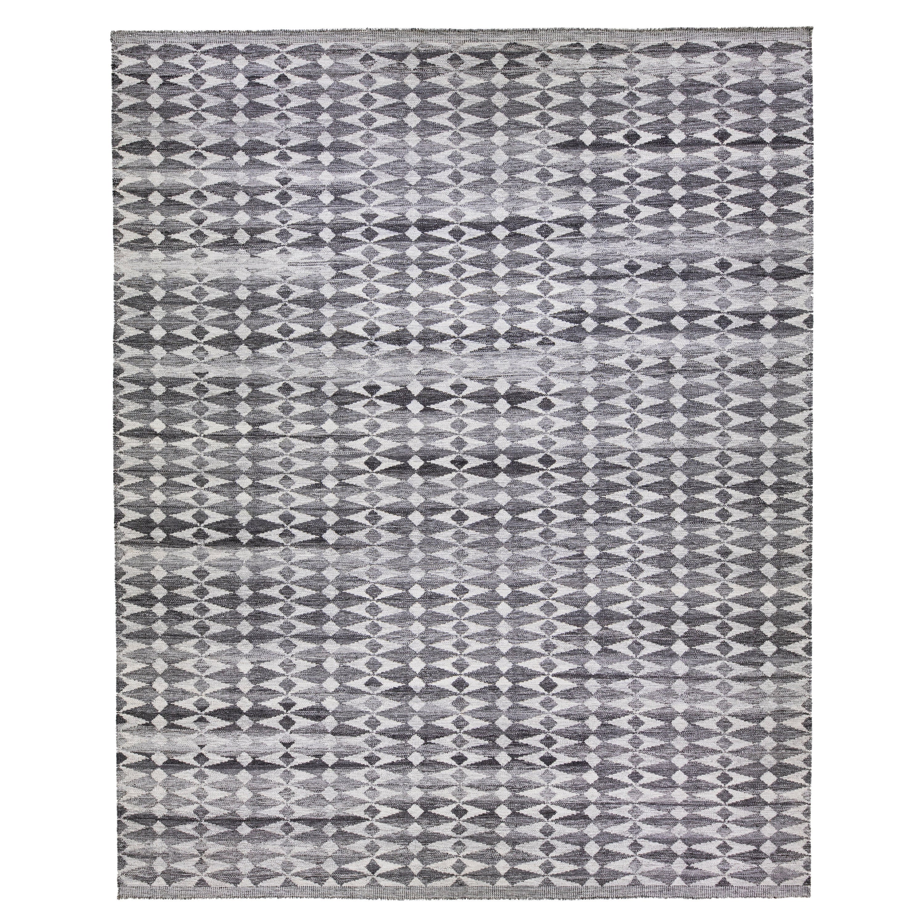 Handgefertigter übergroßer grauer Wollteppich im modernen schwedischen Stil mit geometrischem Muster